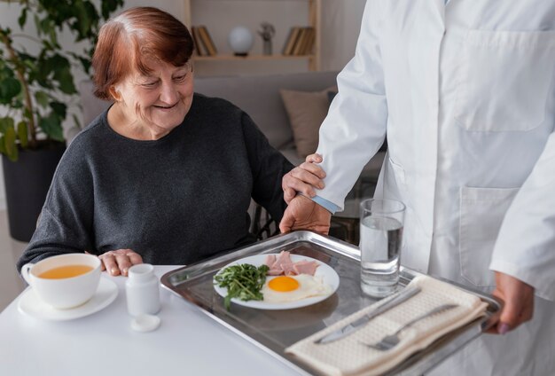 Cerrar mujer desayunando