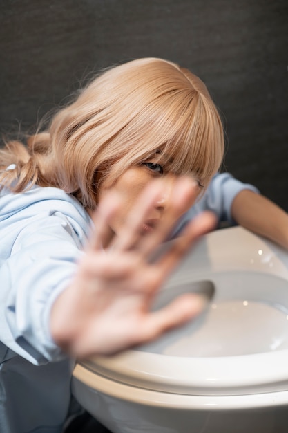 Foto gratuita cerrar mujer enferma en el baño.