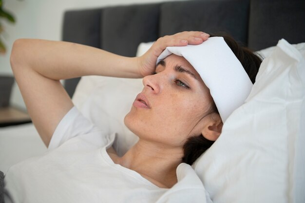 Foto gratuita cerrar mujer enferma kaying en la cama