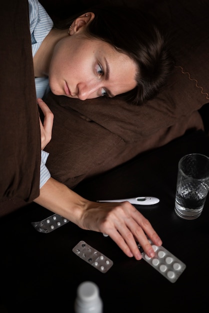 Foto gratuita cerrar mujer enferma con pastillas