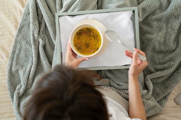 Foto gratuita cerrar mujer enferma con sopa