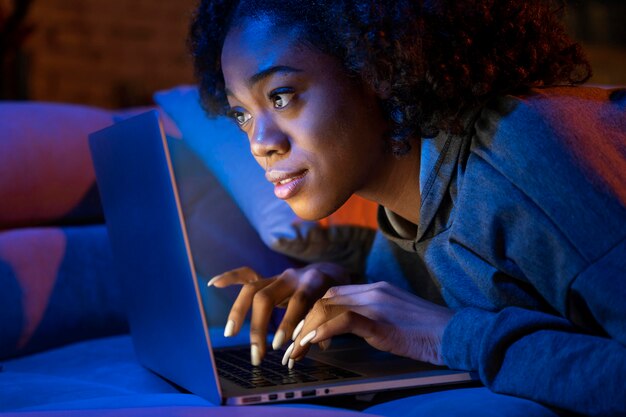 Cerrar mujer escribiendo en el teclado