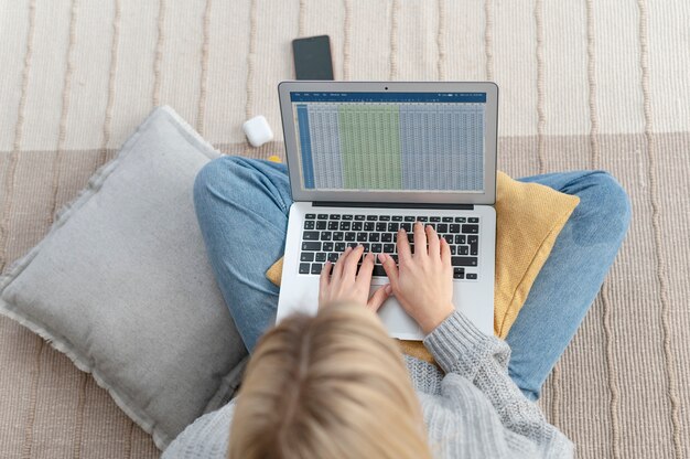 Cerrar mujer escribiendo en el teclado