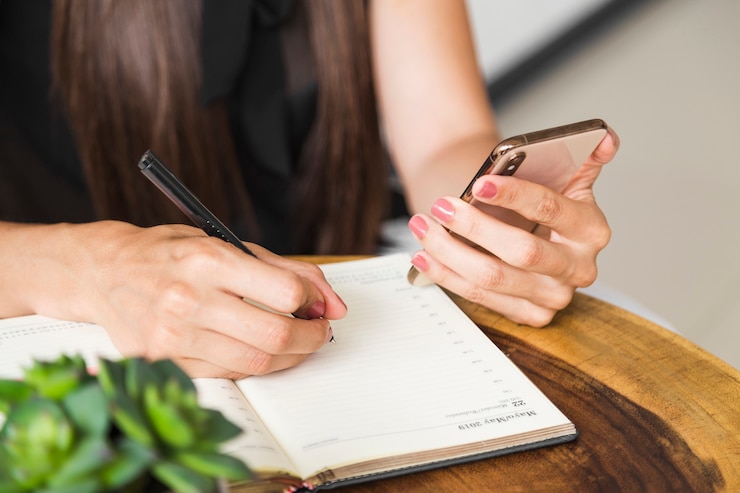 Foto gratuito cerrar mujer escribiendo desde el teléfono