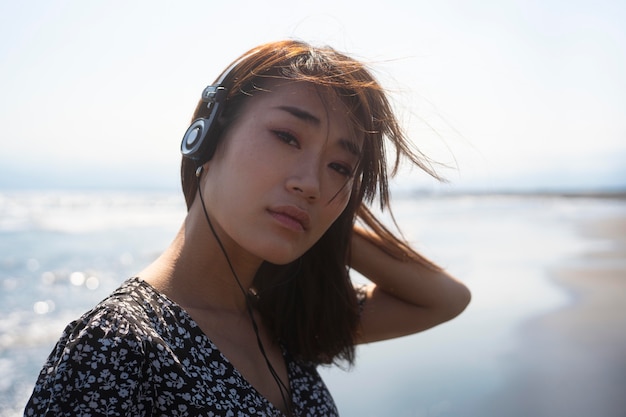 Cerrar mujer escuchando música