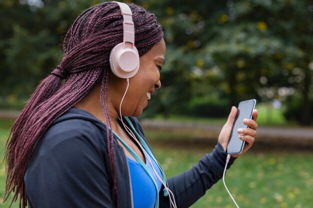 Cerrar mujer escuchando música