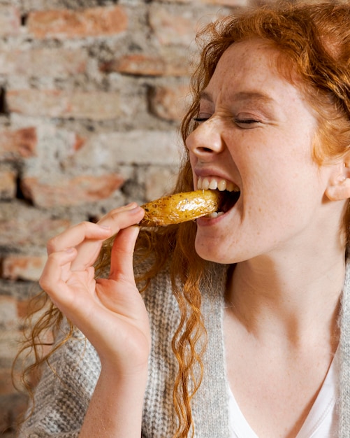 Foto gratuita cerrar mujer feliz comiendo