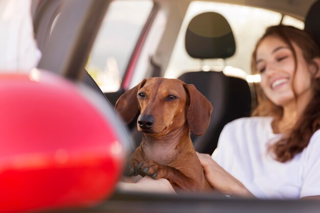 Cerrar mujer feliz con lindo perro