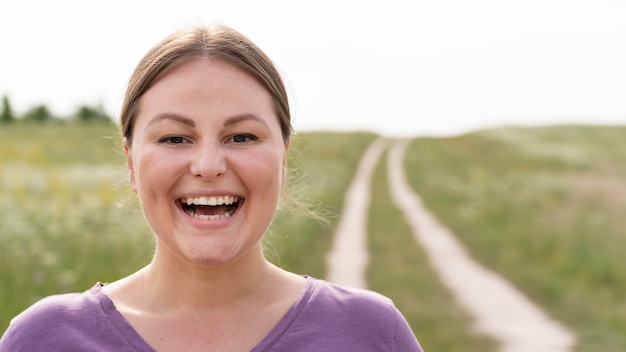 Cerrar mujer feliz en la naturaleza