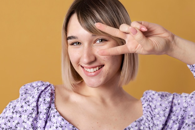 Cerrar mujer con fondo amarillo