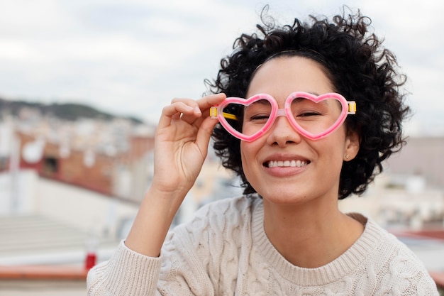 Foto gratuita cerrar mujer con gafas