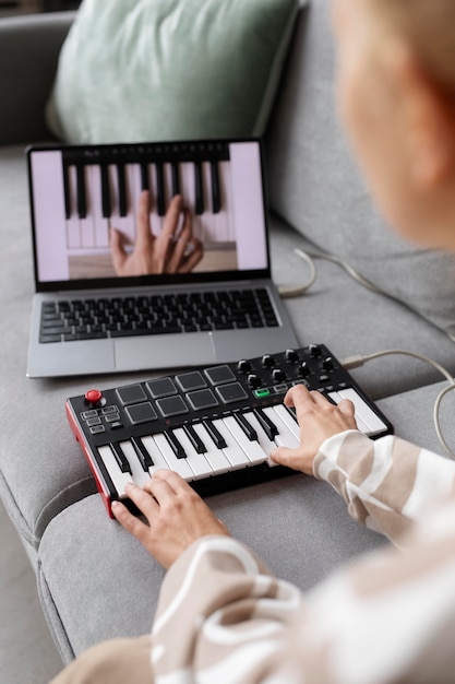 Foto gratuita cerrar mujer haciendo música en el sofá