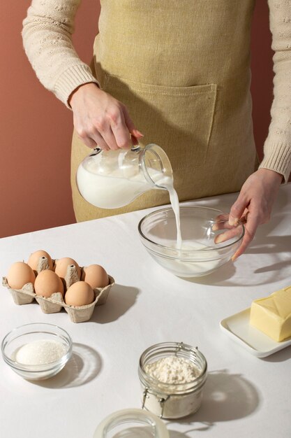 Cerrar mujer haciendo pastel