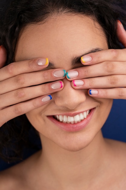 Foto gratuita cerrar mujer con hermosas uñas