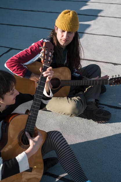 Cerrar mujer y hombre tocando la guitarra