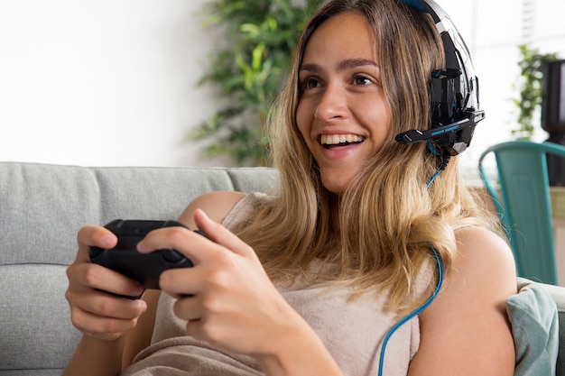 Foto gratuita cerrar mujer jugando juego