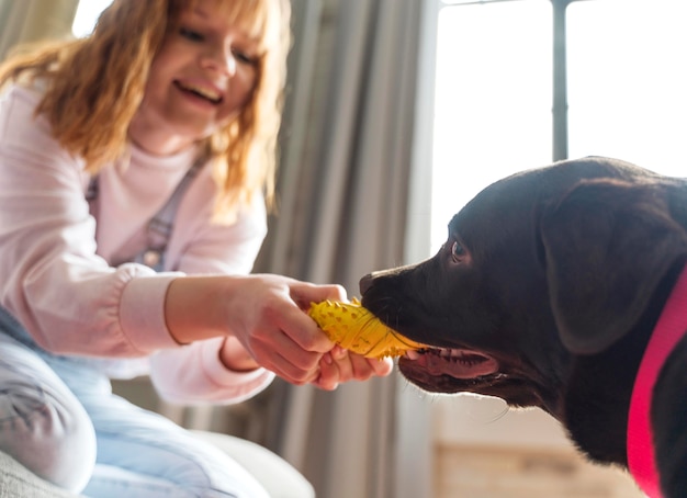 Foto gratuita cerrar mujer jugando con perro