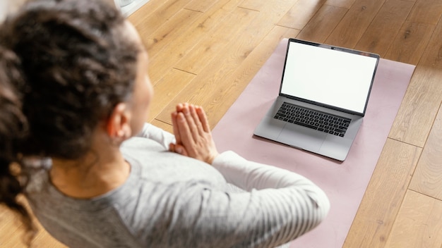 Foto gratuita cerrar mujer con laptop