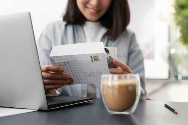 Cerrar mujer leyendo el correo