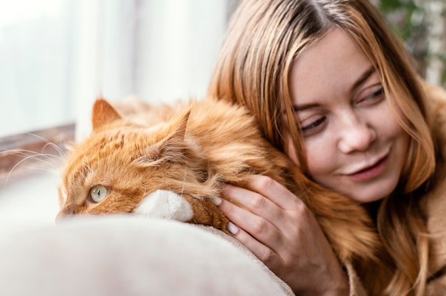 Foto gratuita cerrar mujer con lindo gato