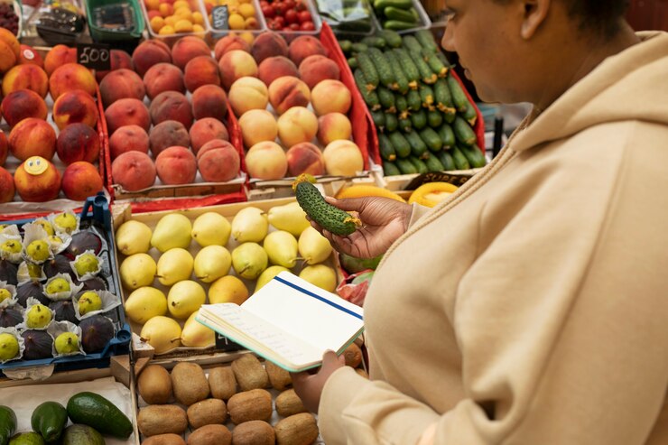 Foto gratuito cerrar mujer con lista de compras