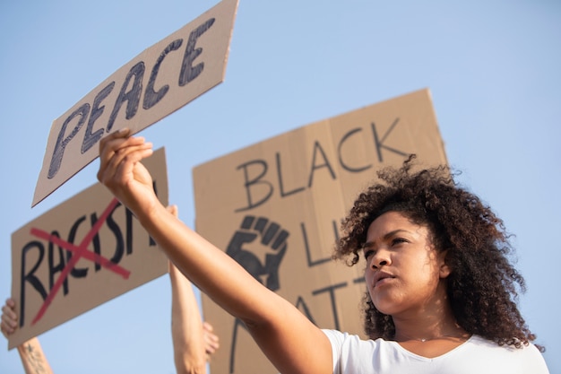 Foto gratuita cerrar mujer luchando por la paz