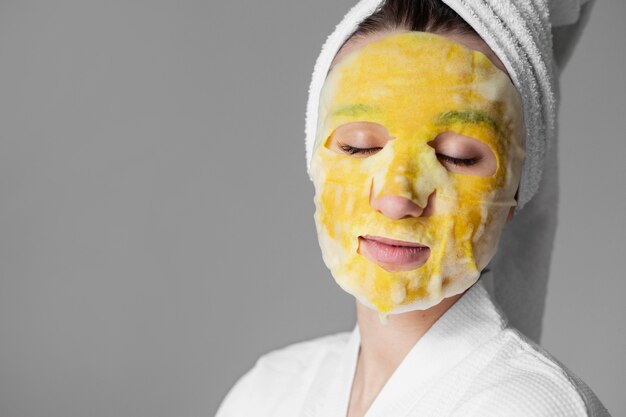 Cerrar mujer con mascarilla