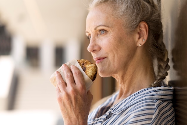 Cerrar mujer mayor con comida