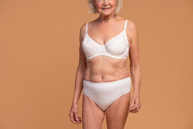Cerrar mujer mayor con cuerpo hermoso