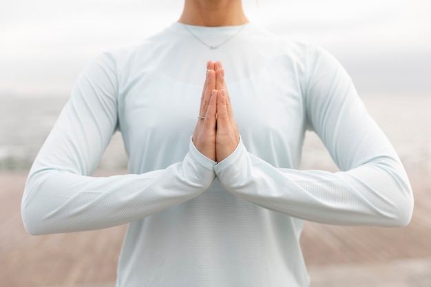 Foto gratuita cerrar mujer meditando al aire libre