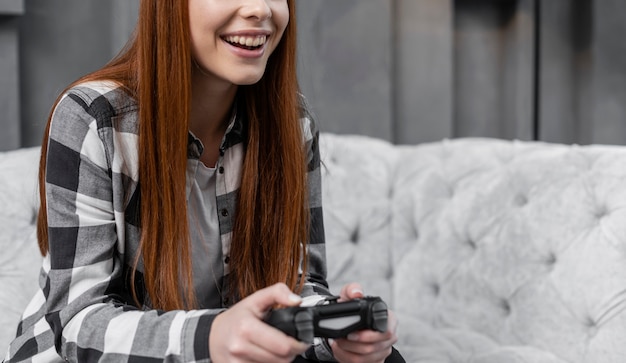 Cerrar mujer moderna jugando juegos