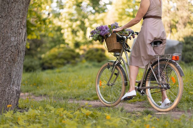 Cerrar mujer montando bicicleta