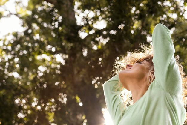 Cerrar mujer en la naturaleza