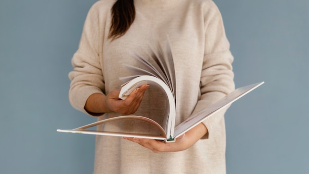 Foto gratuita cerrar mujer navegando a través del libro