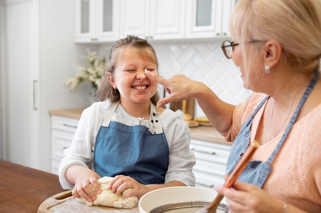 Cerrar mujer y niña cocinando