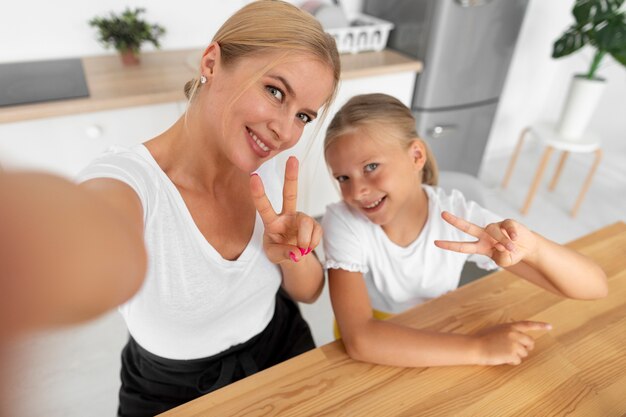 Cerrar mujer y niña tomando selfie