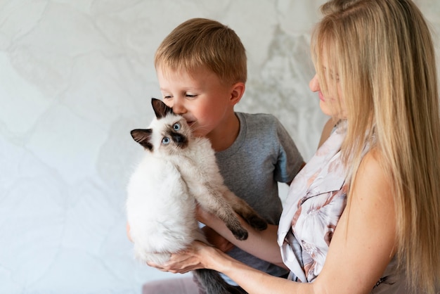 Cerrar mujer y niño con gato