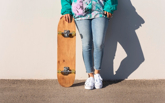 Foto gratuita cerrar mujer con patineta