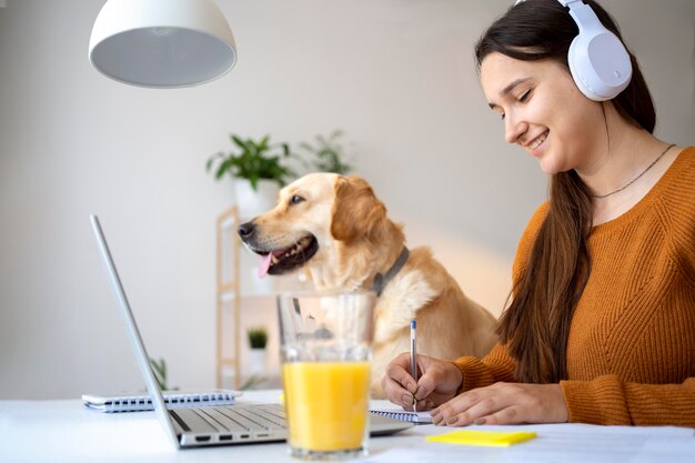 Cerrar mujer y perro lindo