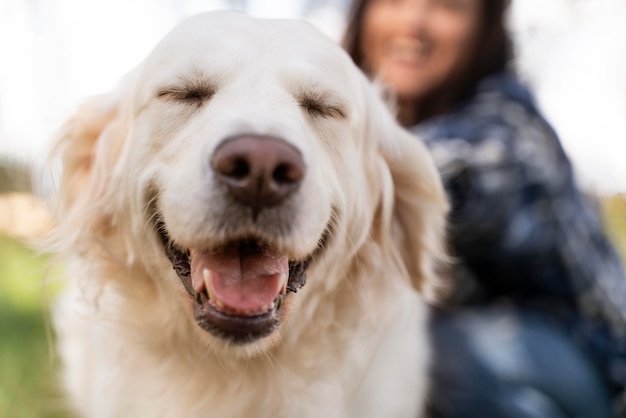 Cerrar mujer y perro sonriente