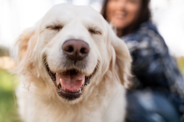 Cerrar mujer y perro sonriente