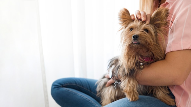 Foto gratuita cerrar mujer con perro