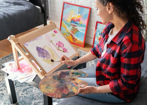 Cerrar mujer pintando en casa