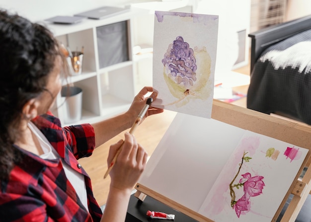 Foto gratuita cerrar mujer pintando en casa