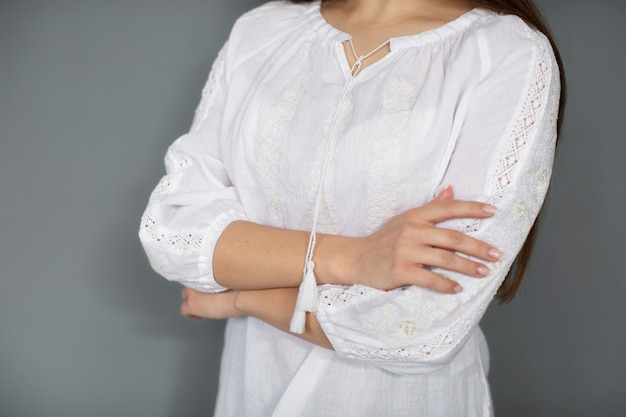 Cerrar mujer posando con camisa ucraniana