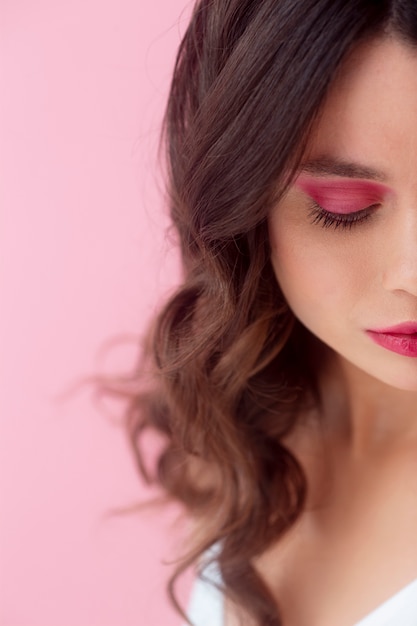 Cerrar mujer posando con fondo rosa