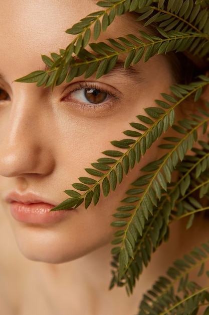 Cerrar mujer posando con planta