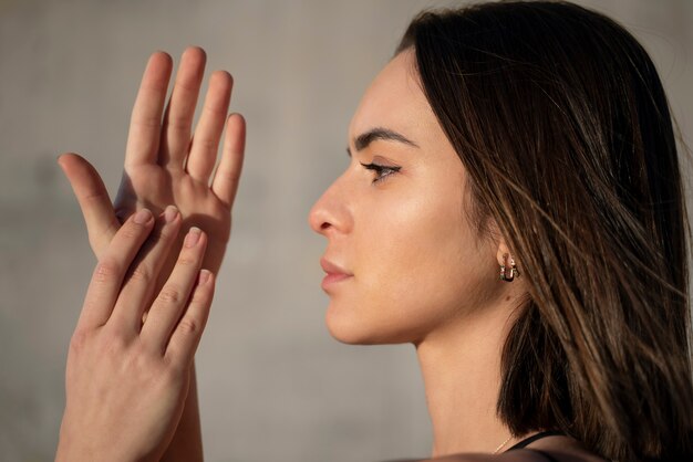 Cerrar mujer pose de meditación