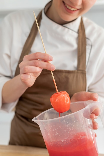 Foto gratuita cerrar mujer preparando postre