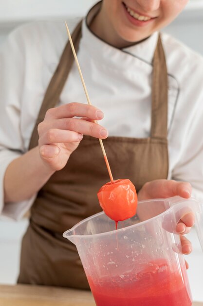 Cerrar mujer preparando postre